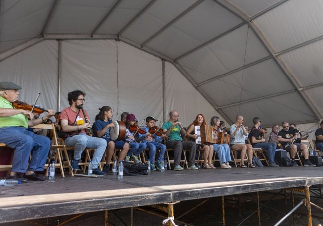 Los músicos sobre el escenario de Santa María este domingo.