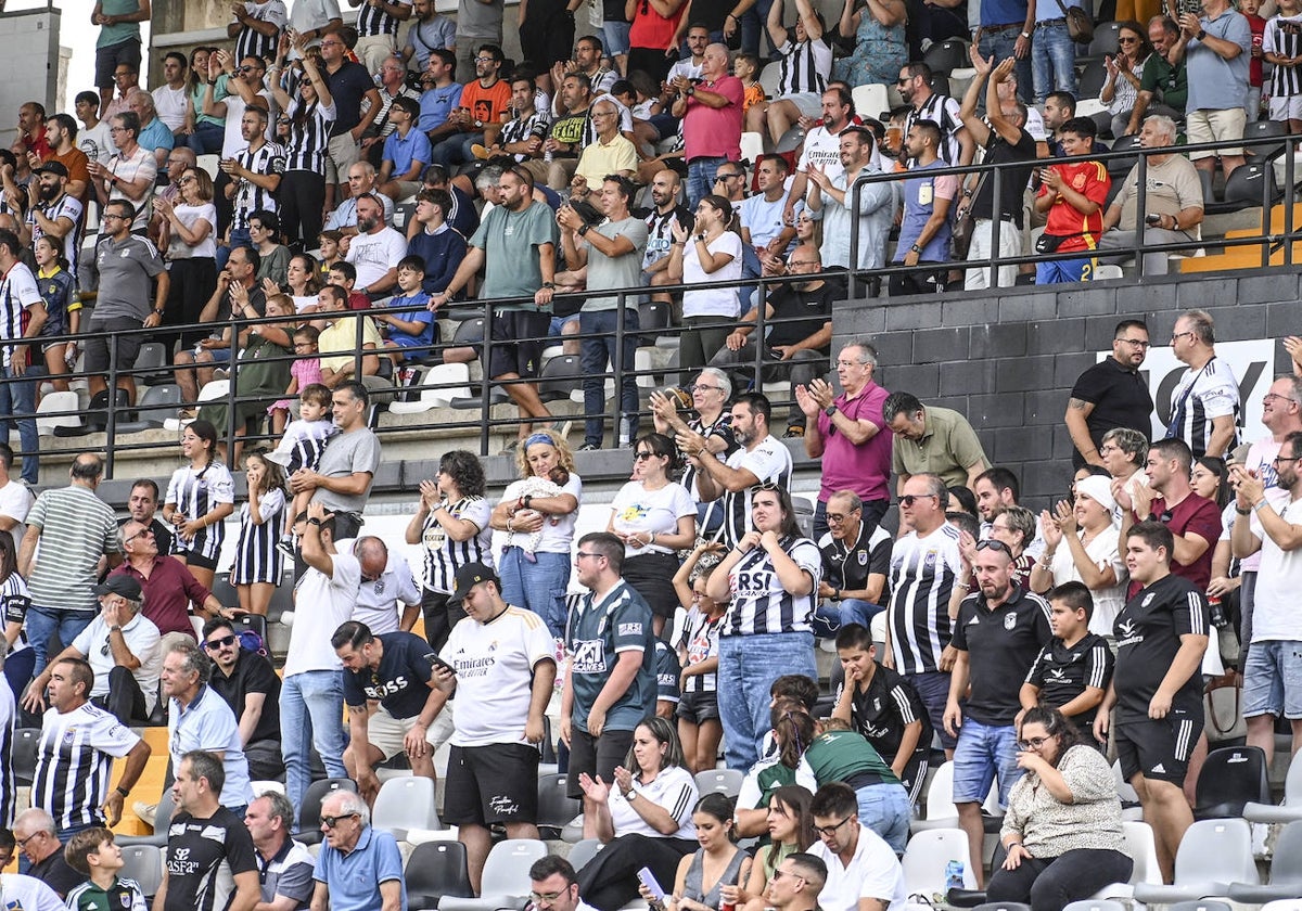 El Badajoz facilita el primer desplazamiento de la temporada a su afición con un autobús gratuito para elpartido en Cáceres ante el Diocesano.