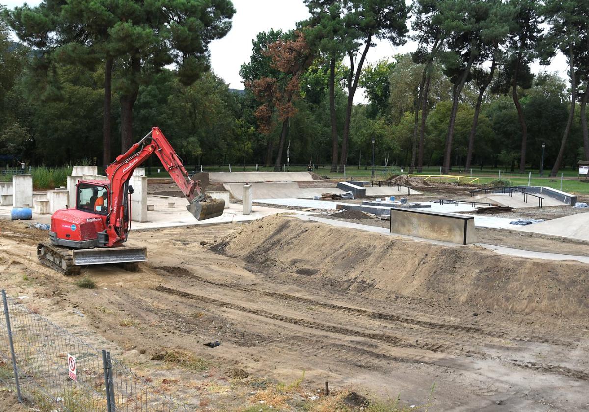 Las máquinas regresan a las obras de la pista de skate de Plasencia