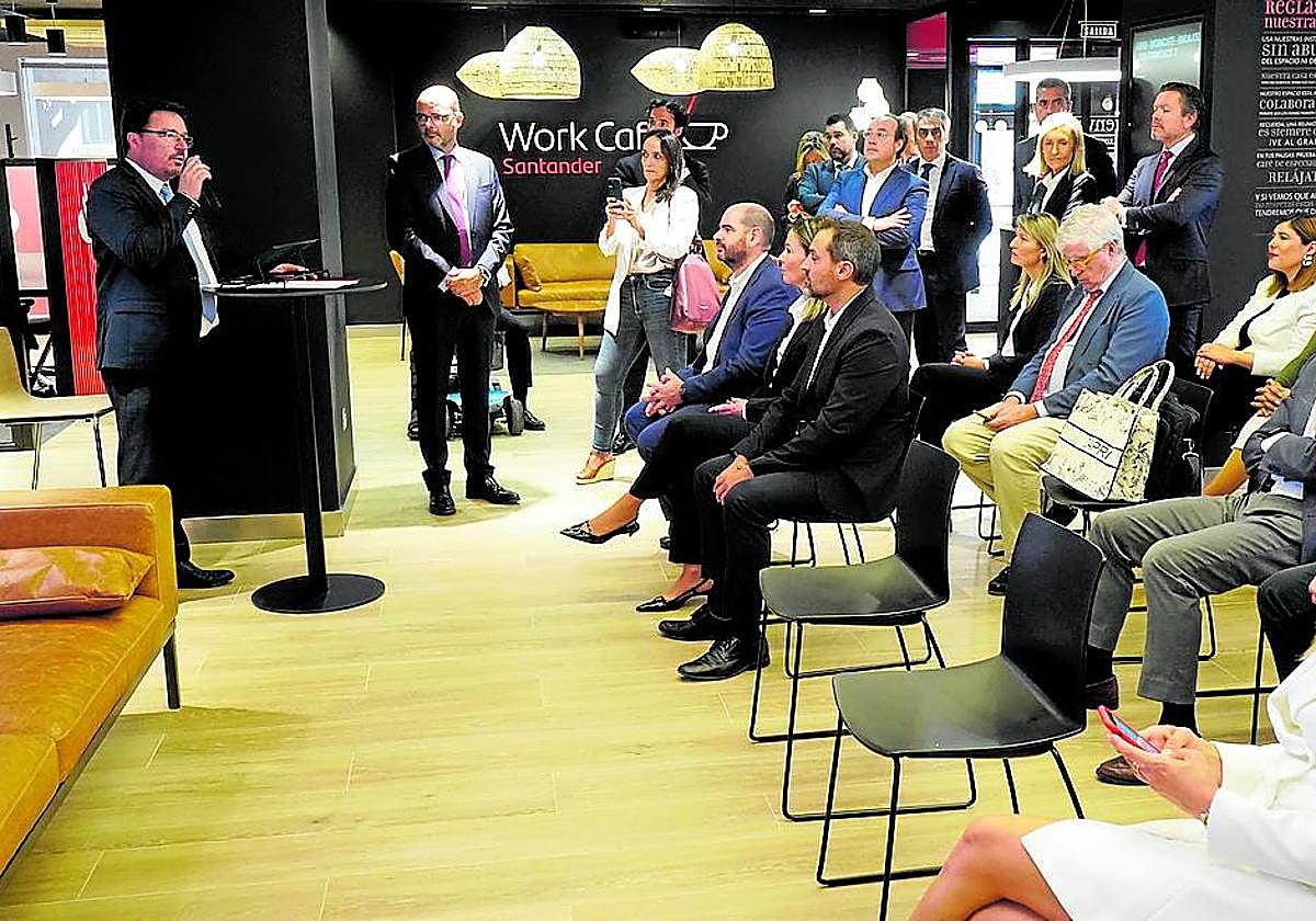 Un momento de la inauguración, en la que intervino el consejero de Economía Guillermo Santamaría.