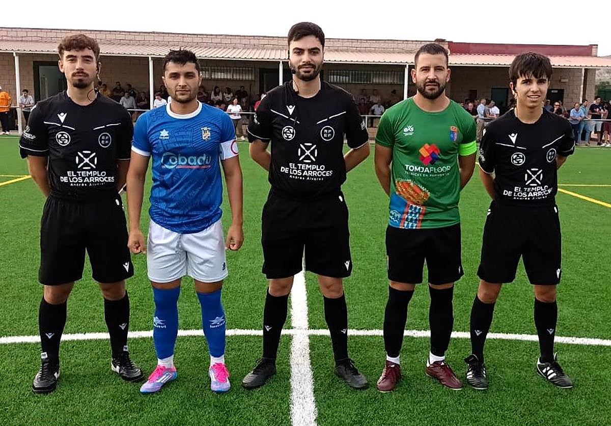 Los capitanes junto al trío arbitral