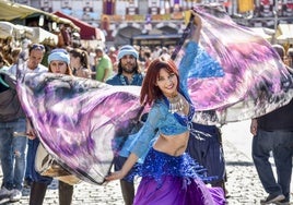 Bailarina durante uno de los pasacalles de Almossassa.