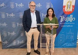 Miguel Martín y Consuelo Soriano, presentando las propuestas.