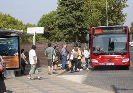 Usuarios del bus urbano suben ayer en el Paseo de Roma.