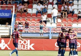 Pardo acude a la celebración de un gol con sus compañeros.