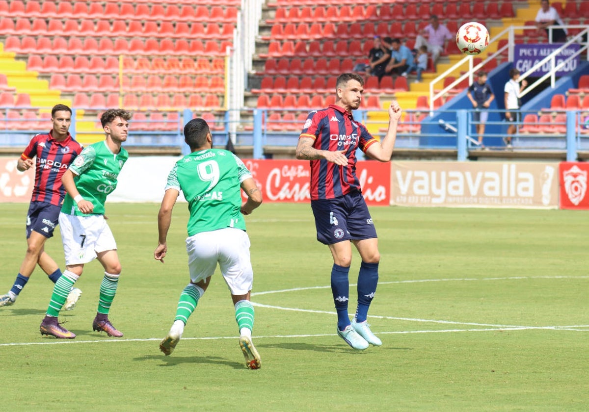 Pardo debutó ante el Santa Amalia tras recuperarse de su lesión.