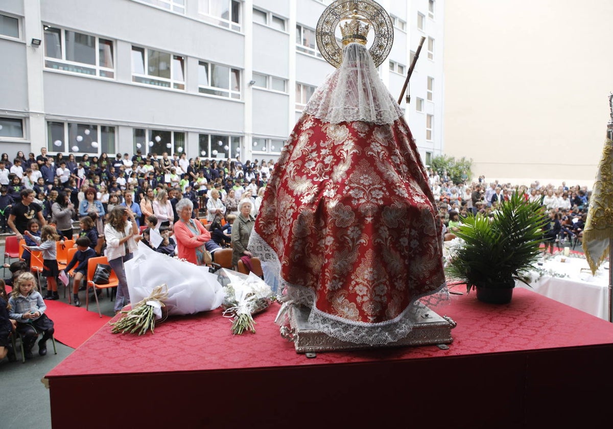 El colegio de las Carmelitas ha celebrado una misa en el patio para dar la bienvenida a la imagen, que luce el manto número 136, donado por Juan Carlos Fernández Rincón.