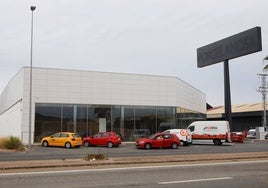 Nave que ocupaba Porcelanosa en la avenida Juan Pablo II, junto a la glorieta del Ferial.