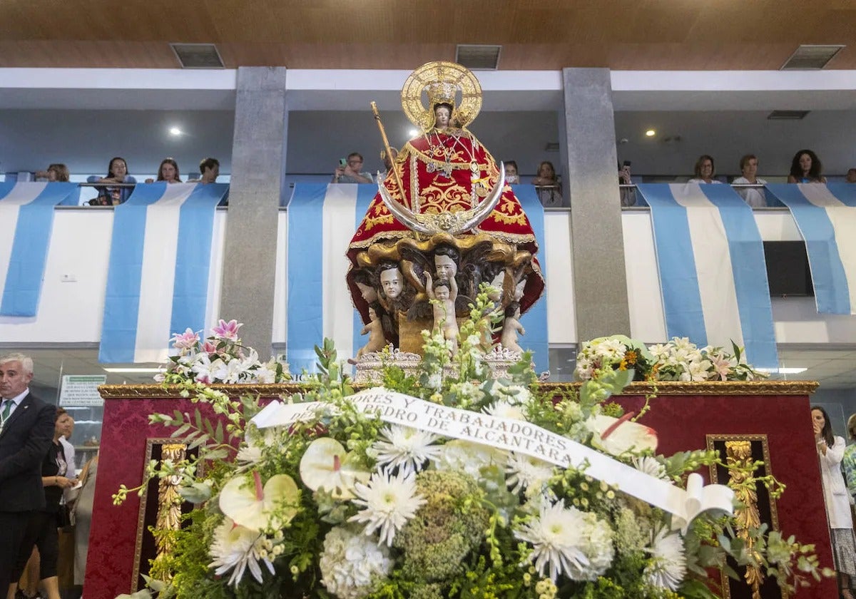 La Virgen de la Montaña, en el vestíbulo del hospital San Pedro de Alcántara durante la visita a este centro sanitario.