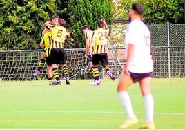 Álvaro Palacios celebra el 1-0 para el Amanecer ante la UPP.