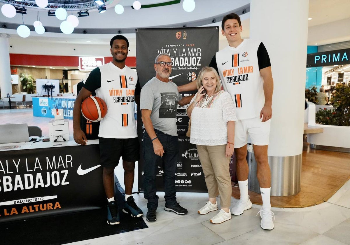 Los jugadores Mejía y Seinsbury posan con unos aficionados en el stand del club.