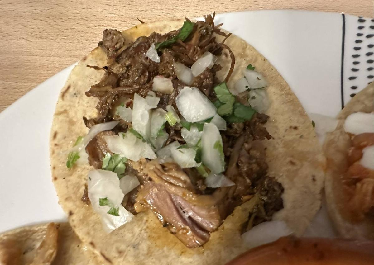 Imagen secundaria 1 - Tinga de pollo, chilorrio y cohinita pibil.