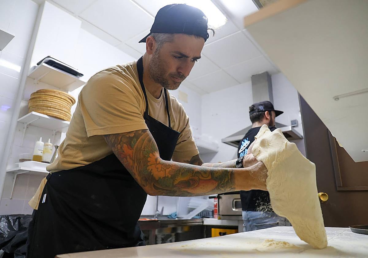 Imagen principal - El local, ubicado en la calle San Marcos, es pequeño, pero tiene una buena barra y seis mesas para albergar a unas 23 personas. El objetivo de Nico es abrir dos o tres más por la zona.