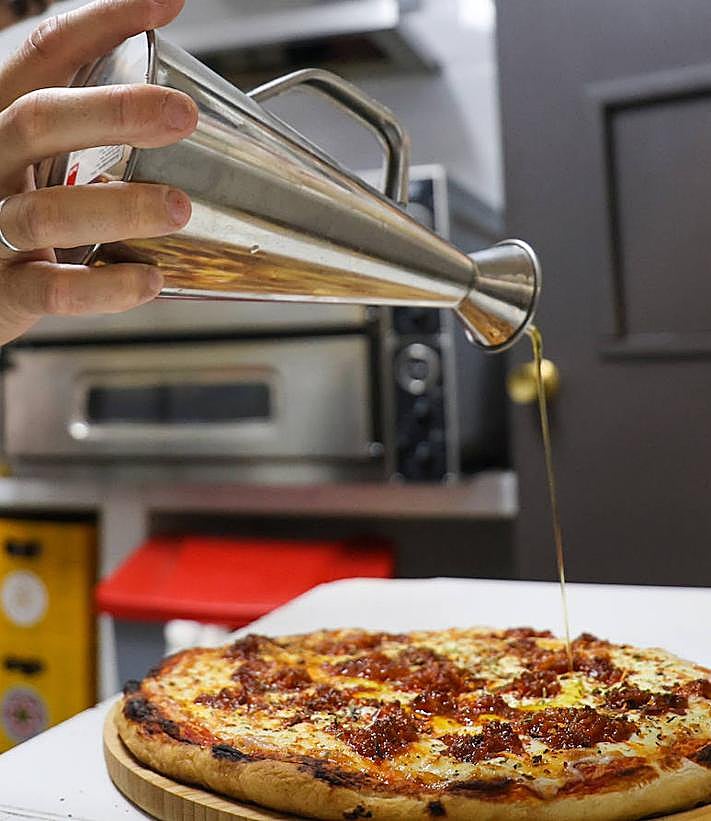 Imagen secundaria 2 - El local, ubicado en la calle San Marcos, es pequeño, pero tiene una buena barra y seis mesas para albergar a unas 23 personas. El objetivo de Nico es abrir dos o tres más por la zona.