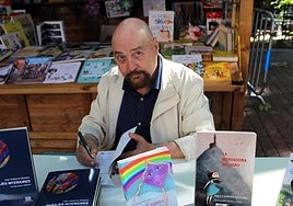 Calderón firmando ejemplares de su nueva obra