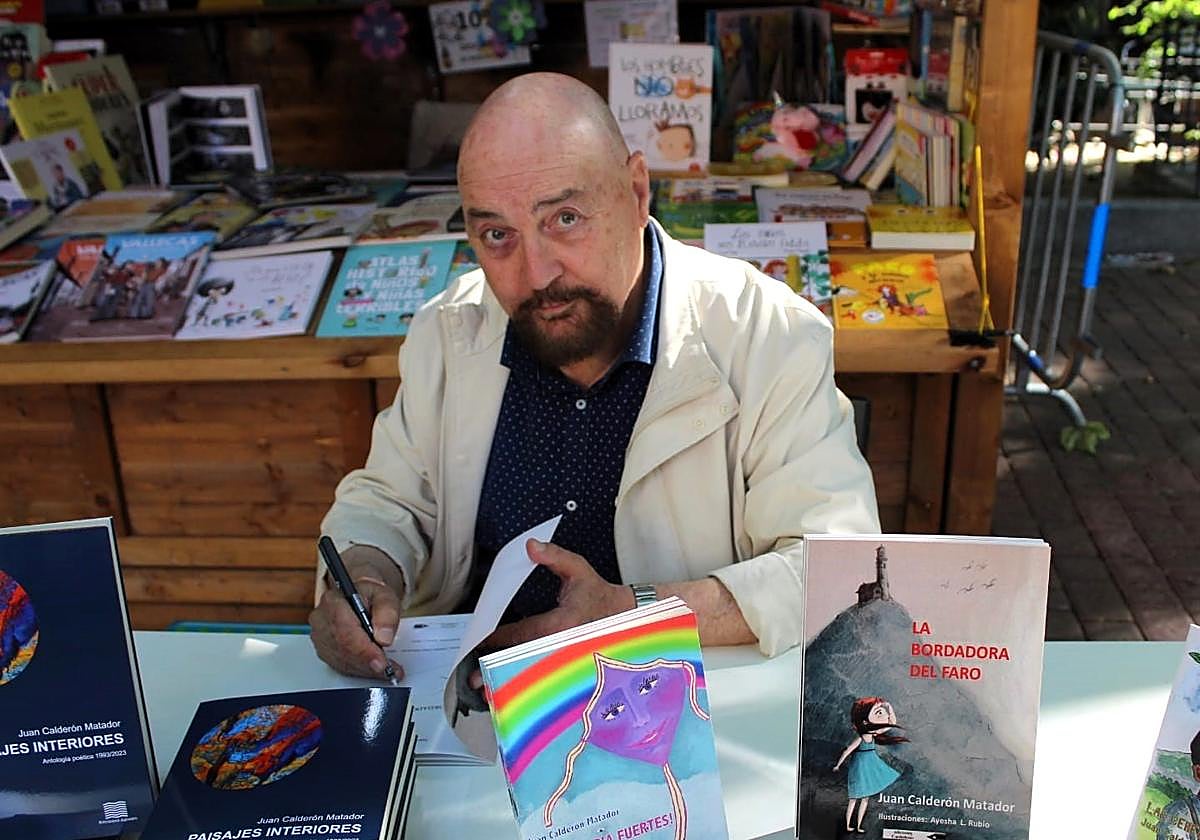 Calderón firmando ejemplares de su nueva obra