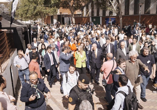 La comitiva de autoridades políticas antes de entrar en las naves del recinto.