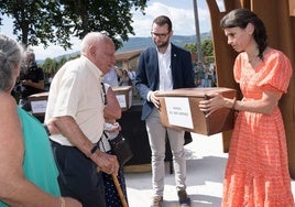 Un descendiente del extremeño Manuel del Amo Jiménez recibe sus restos en Orduña en julio de 2023.