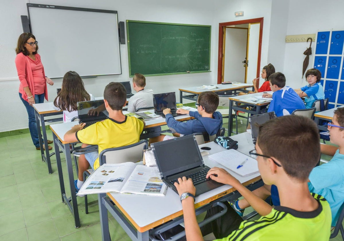 Alumnos durante una clase en un centro de la región.