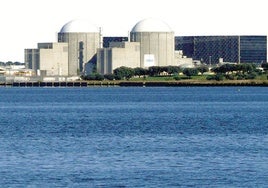 Embalse de Arrocampo, y al fondo, la central nuclear de Almaraz.