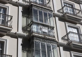 Edificio del antiguo hotel Las Marinas, en el centro urbano de Cáceres y que mantiene el cartel de 'Se vende'.