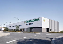 Perspectiva frontal del futuro supermercado Mercadona en Lisboa.