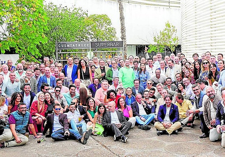 Ex alumnos del colegio de los Maristas acuden a la llamada de Ademar.