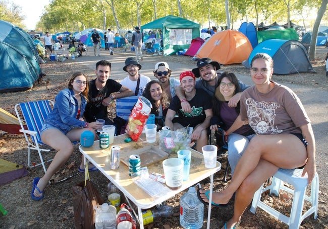 Un grupo de jóvenes en la zona de acampada del festival.