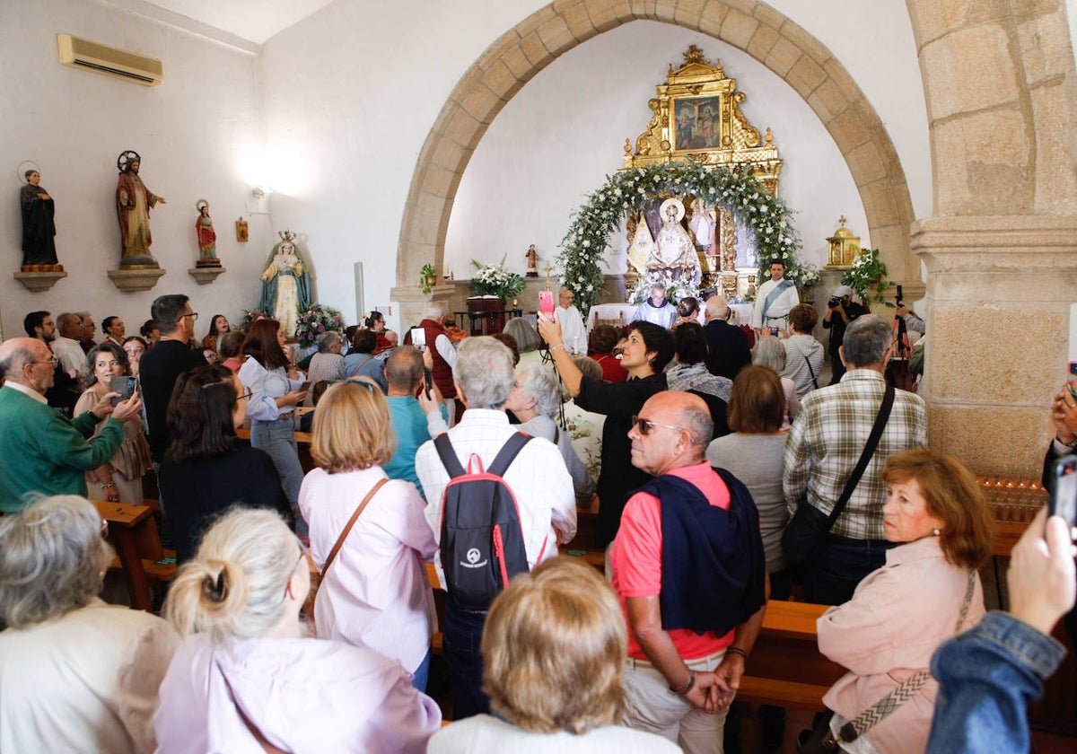 Cientos de cacereños en la ermita de San Blas ven a la Virgen de la Montaña este sábado.