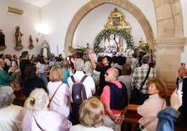 Cientos de cacereños en la ermita de San Blas ven a la Virgen de la Montaña este sábado.