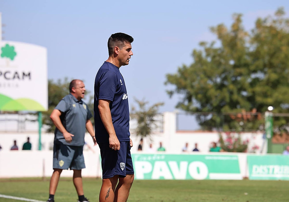 Gus, técnico del Villanovense, durante un partido.