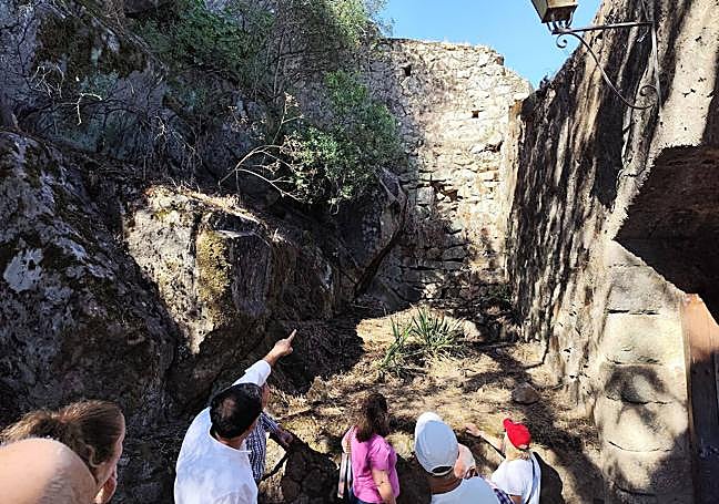 Durante la ruta se mostraron los desperfectos que presenta el castillo