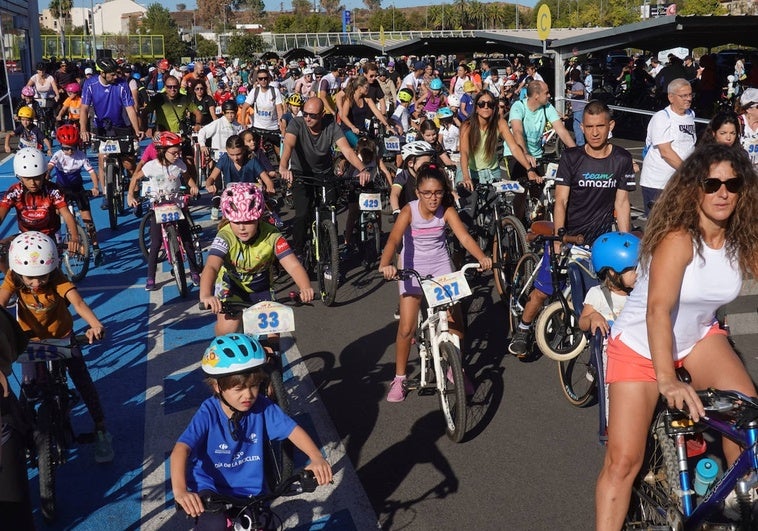 Pelotón de ciclistas, dispuestos para empezar en la línea de salida este domingo.