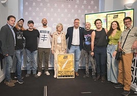 Los promotores del festival junto a la consejera de Cultura y el alcalde de Mérida.