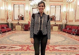 Cristina Pedroche es uno de los muchos rostros conocidos que se han dejado vestir por La Condesa. En este caso, luce la chaqueta 'Máxima'.