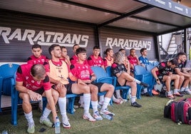 Banquillo del Mérida en el debut liguero ante el Recreativo.