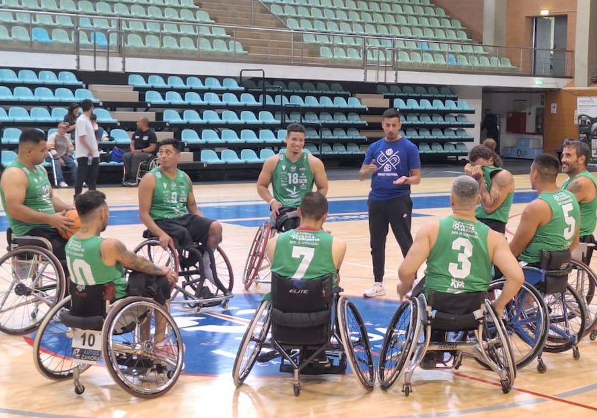 Jorge Borba se dirige a su equipo en el torneo de Lisboa.