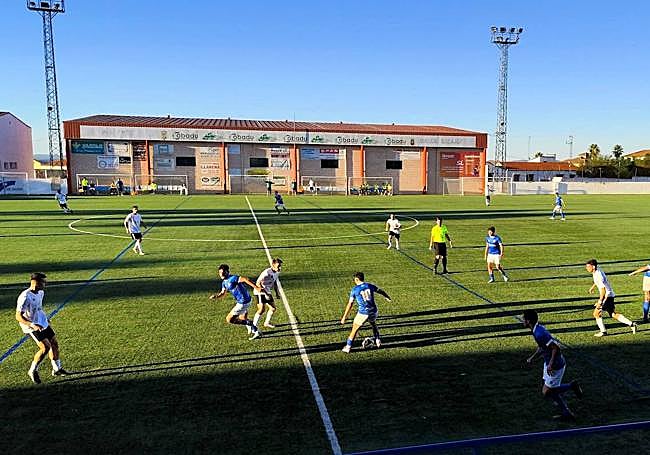 Disputa de un balón en el medio del campo