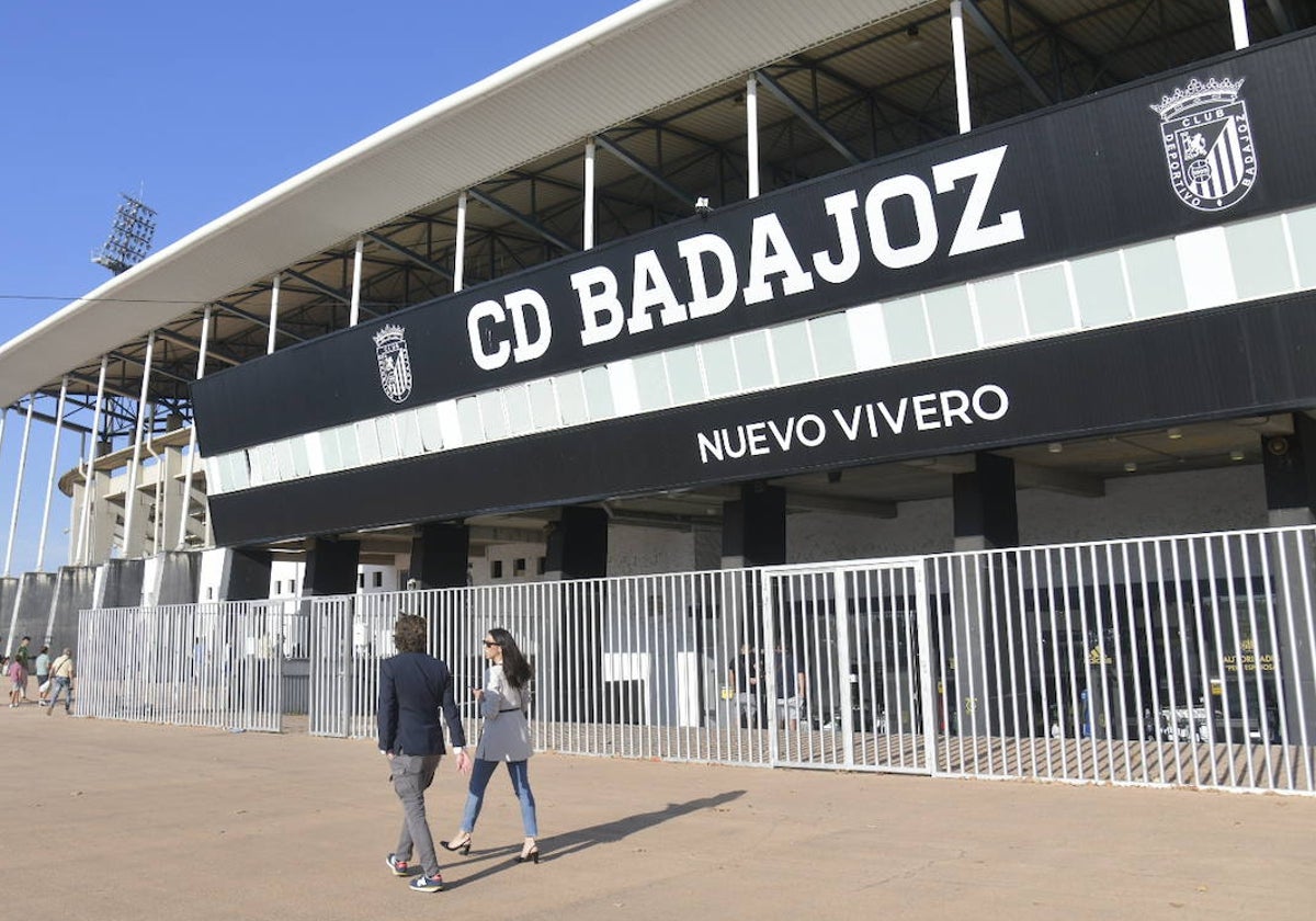 La presidenta María Bernabé y el consejero Colate Vallejo-Nájera acceden al Nuevo Vivero antes del partido Badajoz-Azuaga.