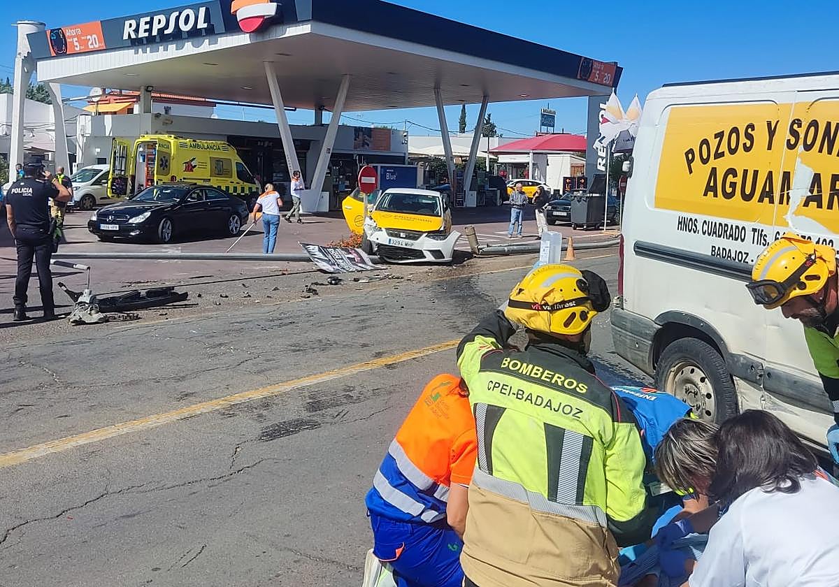Sanitarios y bomberos atienen a una de las víctimas del siniestro.