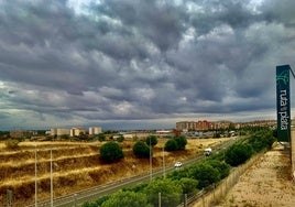 Vista de los terrenos del futuro parque comercial, junto a la N-630, y el Ruta de la Plata enfrente.