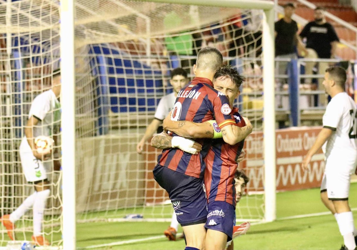 Callejón y Leandro celebran uno de los tantos ante el CD Príncipe Alfonso.