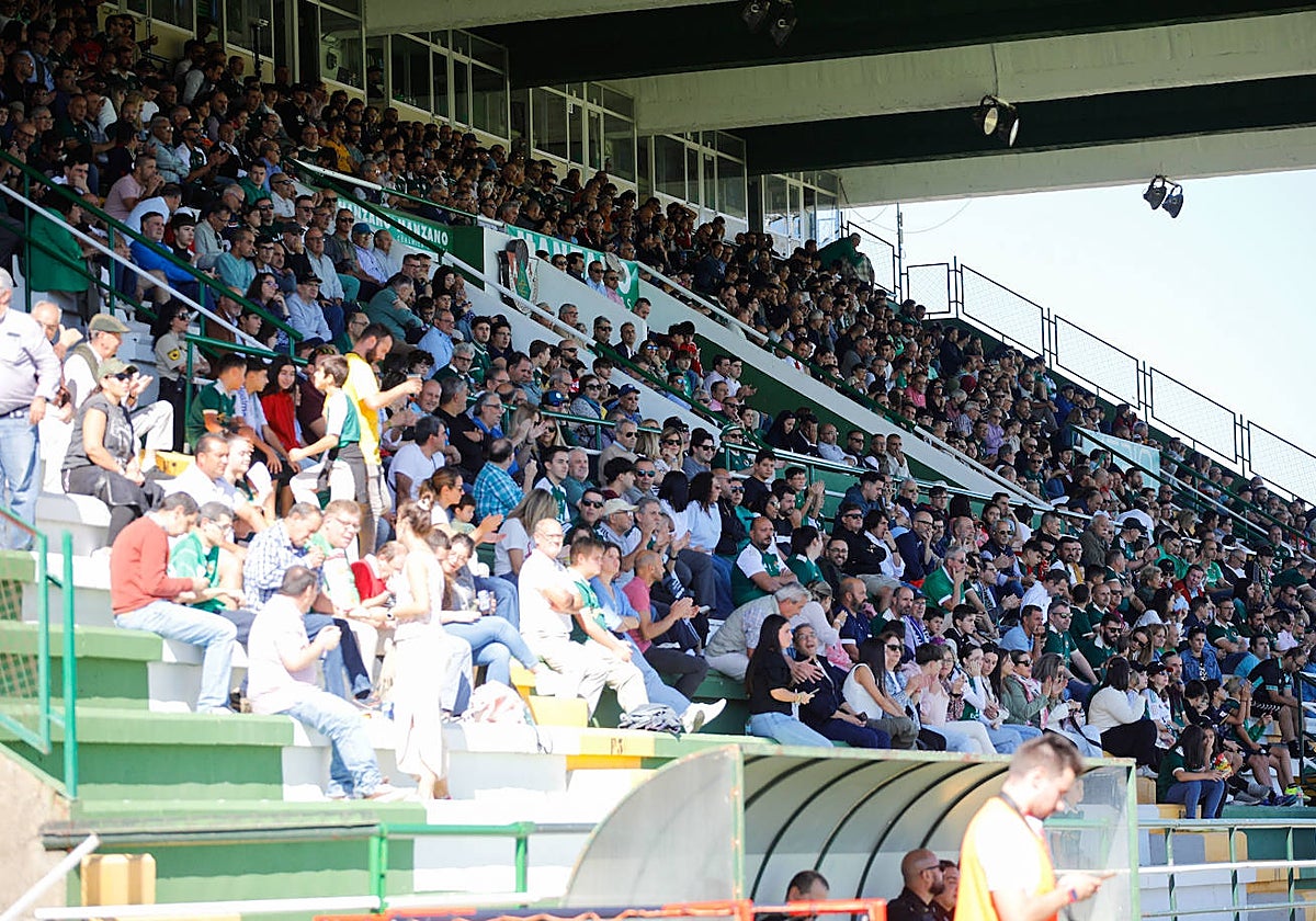 Aficionados del Cacereño en la Tribuna del Príncipe Felipe en el partido ante el Guadalajara.