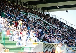 Aficionados del Cacereño en la Tribuna del Príncipe Felipe en el partido ante el Guadalajara.