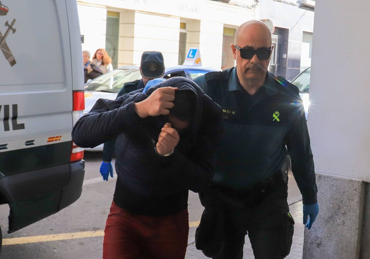 El compañero de piso del cura, a su llegada al juzgado el pasado febrero.
