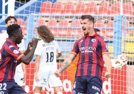 Pardo celebra su primer gol con el Extremadura que supuso el 1-0.