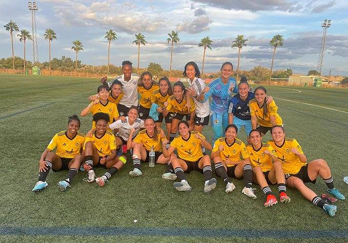 El Cacereño Femenino celebra la victoria en Córdoba.