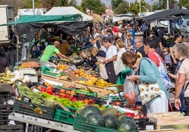 Imagen del mercadillo de Cáceres, este miércoles en Vegas del Mocho, con las calles llenas.