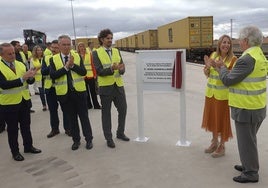 La presidenta de la Junta, María Guardiola, tras descorrer la placa en la terminal de mercancías ferroviarias rodeada del resto de autoridades.