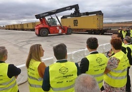 La presidenta, María Guardiola, con el delegado del Gobierno y otras autoridades en la inauguración de la terminal ferroviaria de mercancías este miércoles.